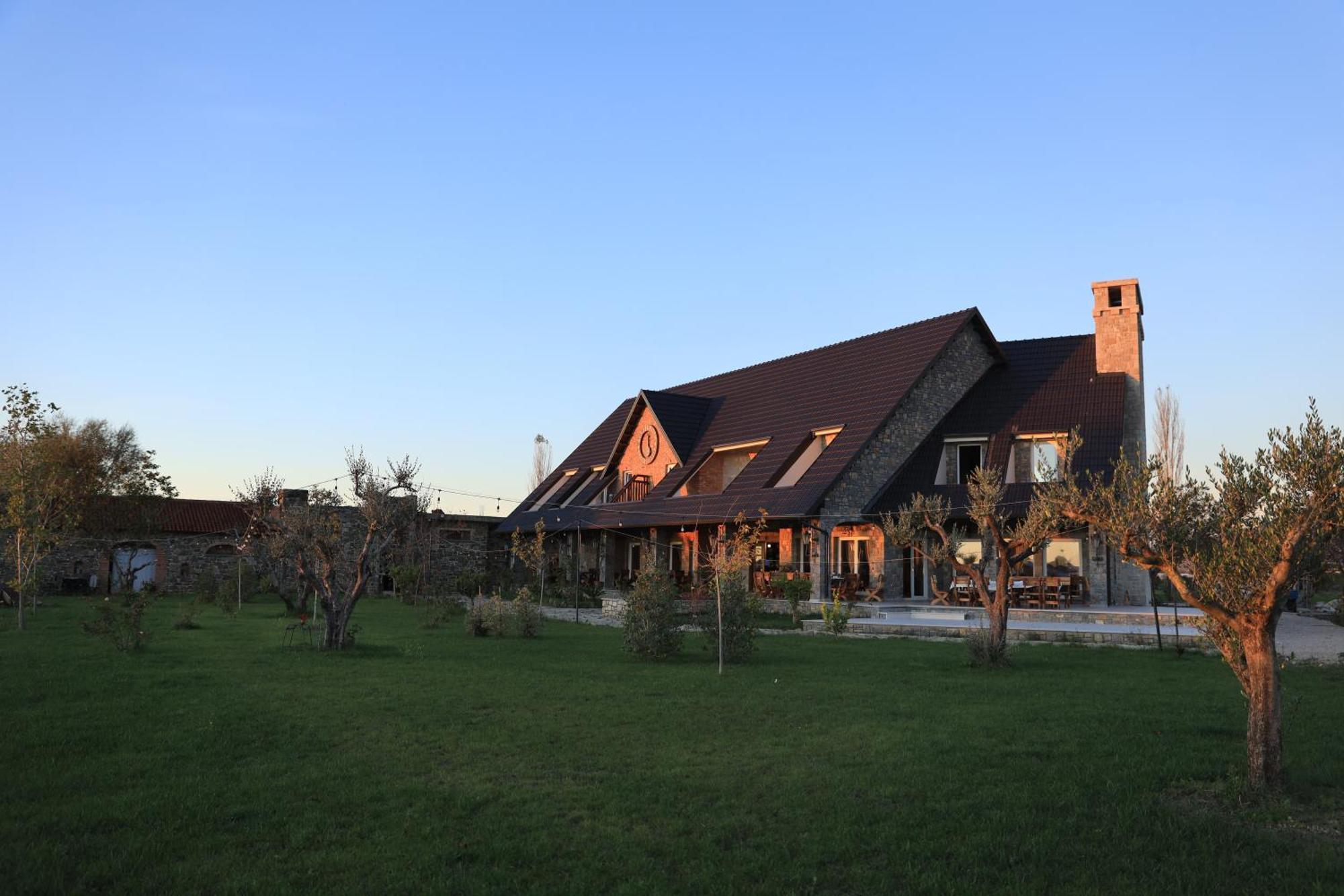 Lahuta E Vjeter Agroturizem Otel Lac Dış mekan fotoğraf