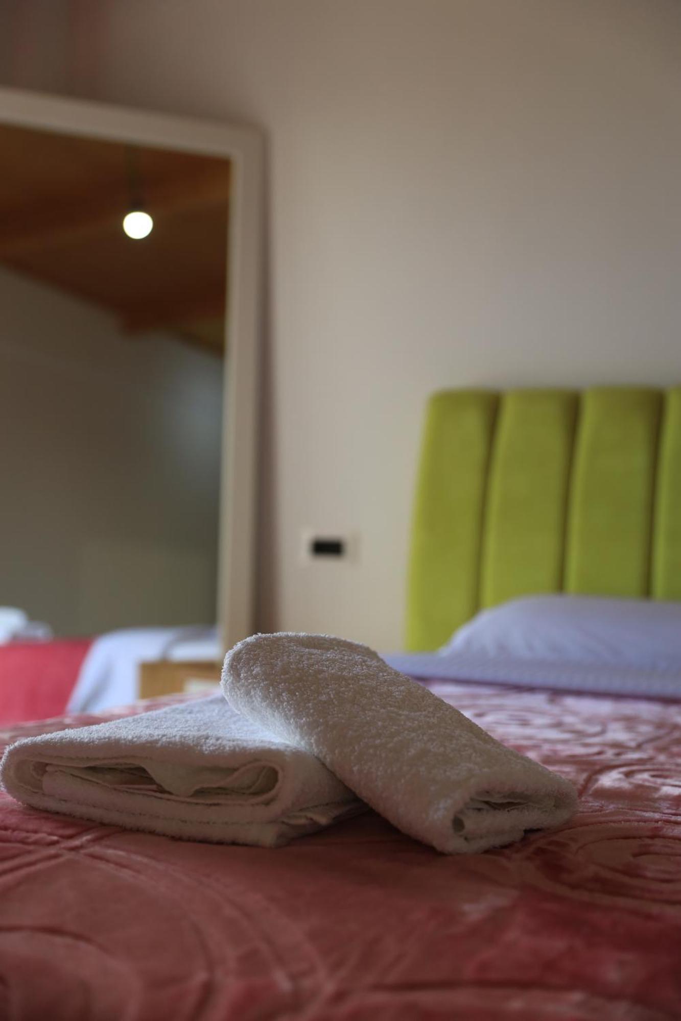 Lahuta E Vjeter Agroturizem Otel Lac Dış mekan fotoğraf