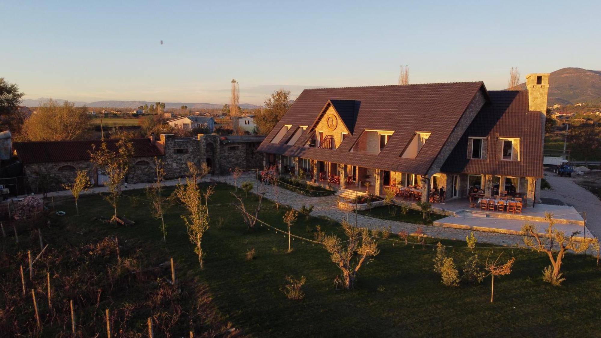 Lahuta E Vjeter Agroturizem Otel Lac Dış mekan fotoğraf